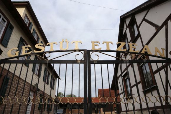 Herzlich willkommen: Das Eingangstor des Gesüts Etzean. www.galoppfoto.de - Frank Sorge