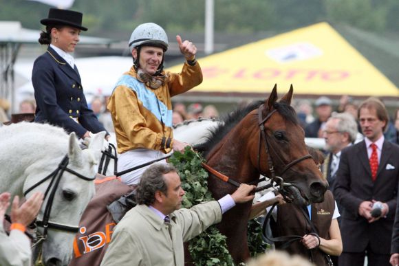 Waldpark, Jockey Jozef Bojko und Trainer Andreas Wöhler nach dem dritten Ravensberger Derbysieg beim IDEE 142. Deutschen Derby 2011. www.galoppfoto.de: www.galoppfoto.de