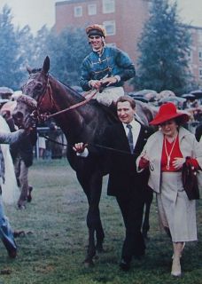 Gestüt Bonas Derbysieger 1978 mit Zauberer: Am Zügel ist Heinz Harzheim mit seiner Mutter Mechthild Harzheim. Der siegreiche Jockey ist Bernd Selle, der uns dieses Foto zur Verfügung gestellt hat. Foto Archiv