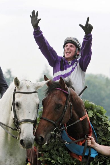 Kennt sich bestens aus mit dem Derby: Andrasch Starke landete mit Nutan seinen 7. Derbysieg, nun sitzt er bei IDEE 150. Deutschen Derby auf einem der Mitfavoriten, Stall Salzburgs Quest The Moon - einen Starter aus dem Stall Asterblüte gibt es nicht. www.galoppfoto.de - Frank Sorge