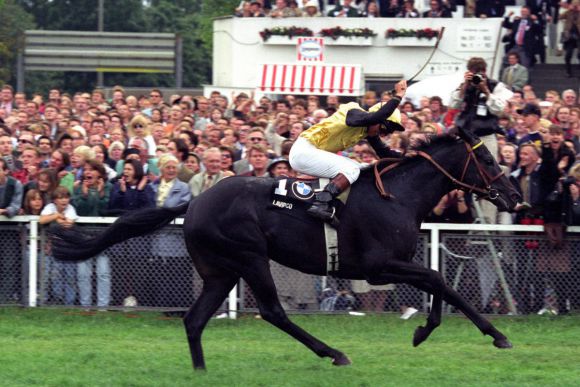 Der größte Erfolg als Jockey: Der Derbysieg mit Gestüt Fährhofs Lavirco 1996. www.klatuso.com