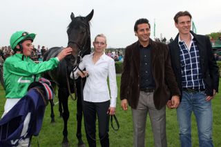 Die Derby-Hoffnung der Werder-Kicker Claudio Pizzarro und Tim Borowski nach dem Sieg im Rossmann Derbytrial: Black Arrow mit dem Starjockey William Buick. www.galoppfoto.de