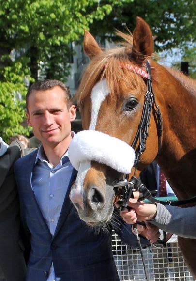 Der Trainer mit seiner großen Derbyhoffnung: Henk Grewe mit Django Freeman nach dem Sieg im Bavarian Classic. www.galoppfoto.de - WiebkeArt