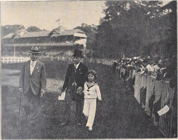 Auf der Rennbahn 1928: Carl von Weinberg und Dr. Arthur von Weinberg mit Enkelsohn. Foto: Archiv