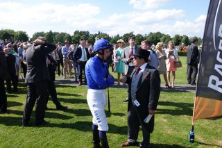 Stilecht im Cut: Manfred Hofer mit Jockey William Buick im Führring. www.dequia.de