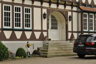 Willkommen im Gestüt Brümmerhof: Am Eingang steht ein Jockey in den Gestütsfarben. Foto: John James Clark