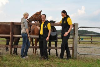 Die Vollblut-Frau: Julia Baum und Mitarbeiter des Gestüts Brümmerhof mit dem Pferdenachwuchs. Foto: John James Clark