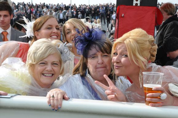 Lady's Day in Aintree und die Frage "But where will the horses run? ...?" Foto: John James Clark