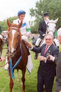 Eine ganz besondere Beziehung: Drei Derbies gewann Andrasch Starke für den Stall Blankenese. Hier das Samum-Derby im Jahr 2000 mit Franz Günther von Gaertner am Zügel. www.galoppfoto.de