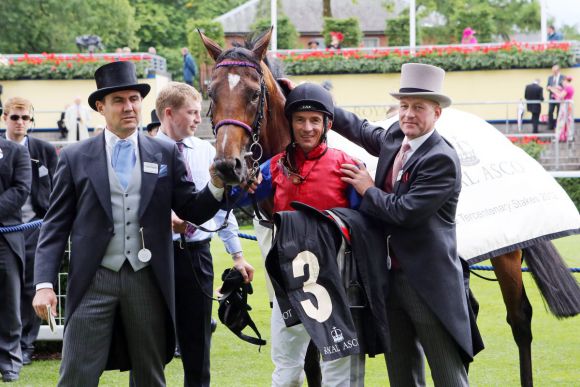 Historischer Sieg in den Tercentenary Stakes in Ascot: Energizer mit Jockey Adrie, Racing Manager Willhelm Giedt (links) und Trainer Jens Hirschberger am 21.06.2012. www.galoppfoto.de - Frank Sorge