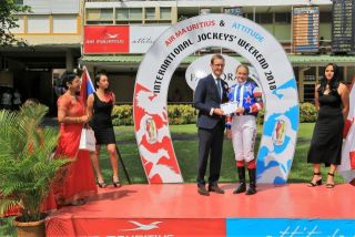 Siegerehrung für die Weltmeisterin der Amateurrennreiterinnen auf Mauritius, Foto: Fegentri