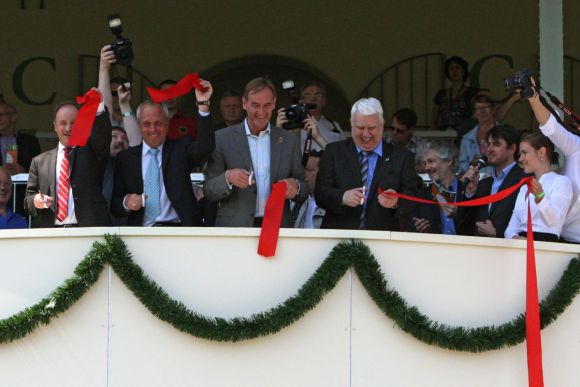 Feierliche Eröffnung der sanierten Tribüne: Von links - Staatsminister Sven Morlok, Alexander Leip, Oberbürgermeister Burkhard Jung und Jürgen Funke. www.galoppfoto.de