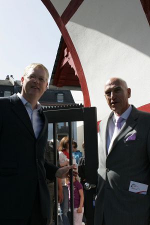 2011-04-10 Manfred Hellwig und Stadtrat Markus Frank bei der Neueröffnung des historischen Eingangstors
