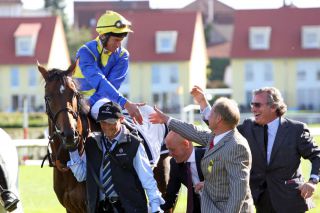 Das ganz besondere Pferd: Getaway mit Adrie de Vries, Trainer Jens Hirschberger, General Manager Gebhard Apelt und Georg Baron von Ullmann nach dem Sieg im Großen Preis von Baden 2009. www.galoppfoto.de - Frank Sorge