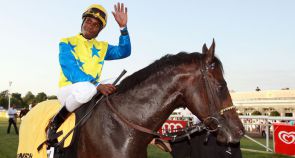 Jockey-Champion Eduardo Pedroza freut sich über den Sieg mit Govinda. Fotos: www.galoppfoto.