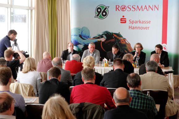 Großes Medienecho bei der Pressekonferenz in Hannover mit Neue Bult-Chef Gregor Baum und 96-Trainer Mirko Slomka