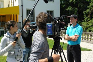 Großes Medieninteresse im Gestüt Röttgen, besonders gefragt Trainer Markus Klug. www.dequia.de