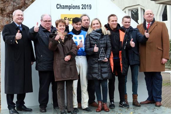 Gruppenfoto der Champions 2019: Der Direktoriums-Präsident Michael Vesper (links) und der Dortmunder Rennvereinspräsident Andreas Tiedtke (rechts) umrahmen die anwesenden Titelträger. www.galoppfoto.de - Stephanie Gruttmann