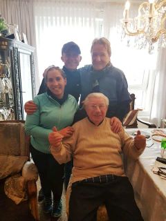 Das Geburtstagkind ließ sich feiern: Hein Bollow (98) mit Stefanie Koyuncu (links), Andre Best und Gisela Herzog.