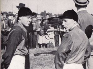 Hein Bollow (r.) im schwarz-rot-blauen Dress im Derby-Führring 1950, neben ihm der zweite Schlenderhaner Jocky Paul Fuchs. 