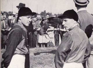 Hein Bollow (r.) im  berühmten schwarz-rot-blauen Dress im Derby-Führring 1950, neben ihm der zweite Schlenderhaner Jockey Paul Fuchs. Foto Archiv