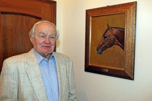 Heinz Jentzsch vor seinem selbstgemalten Bild von Lando im Portrait - im September 2011 in Iffezheim. www.galoppfoto.de