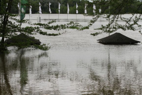 Land unter auch in Halle ... noch nicht einmal beim Pegelhöchststand. www.pferde-gtm.de - Katja Gerhardt