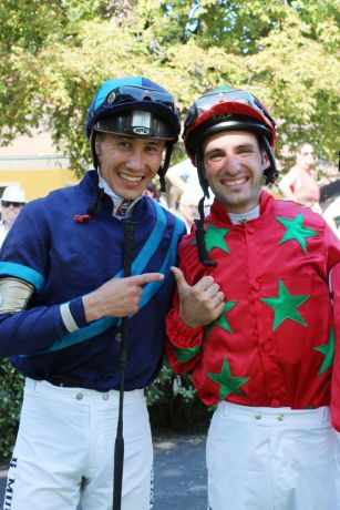 Die heiße Phase im Kampf ums Jockey-Championat zwischen Bauyrzhan Murzabayev (links) und Maxim Pecheur ist eingeläutet.: Auch in Krefeld wollen beide Jockeys ihr Punktekonto weiter auffüllen. www.galoppfoto.de