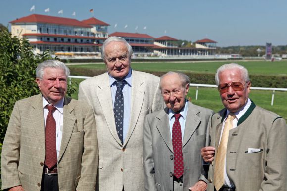 Treffen der Turf-Heroen 2011 in Iffezheim: Hein Bollow, Heinz Jentzsch, Werner Krbalek und Fritz Drechsler (von links) im Portrait. www.galoppfoto.de