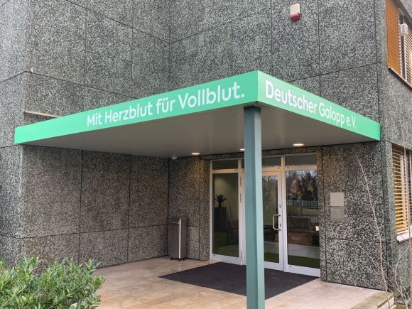 Neuer Name des Galopper-Dachverbandes: Auch der Eingangsbereich in der Rennbahnstraße 154 in Köln wurde angepasst. Foto: Dequia