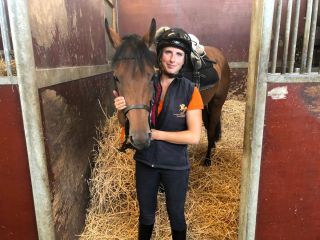 Sarah Steinberg mit Quest the Moon: "Er ist schon frech, aber auch selbstbewußt. So wünscht man sich ein Rennpferd." Foto: Lisa Baehre