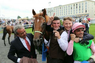 Das Siegerteam: (v.l.n.r.) Trainer Andreas Wöhler, der auch zugleich der Züchter von Isfahan ist, Betreuer Kevin John Gatley,  Darius Racings Rennstall Manager Holger Faust und der italienische Jockey Dario Vargiu. Foto: Dr. Jens Fuchs