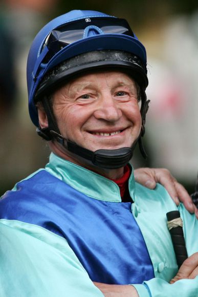 Oldie but Goldie: Jockey Dragan Ilic sitzt nach 17 Jahren wieder auf einem Sieger. www.galoppfoto.de - Frank Sorge