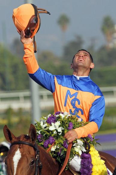 Jockey Javier Castellano zelebriert den Sieg mit Zagora in den Breeders' Cup Filly and Mare Turf. www.galoppfoto.de - Frank Sorg