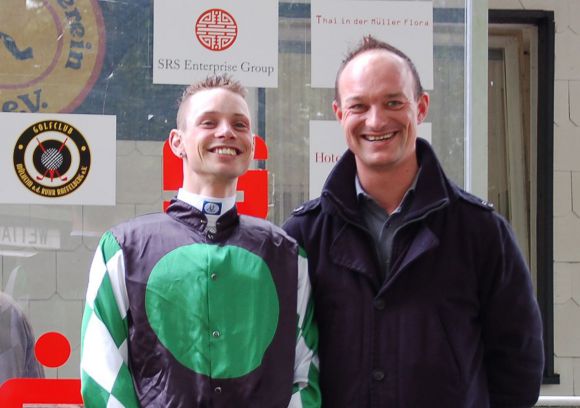 Jockey Miguel Lopez und Trainer Sascha Smrczek