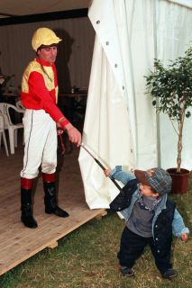 Auf der Rennbahn groß geworden: Dennis 1996 mit seinem Vater Peter Schiergen in Bad Doberan. www.galoppfoto.de - Frank Sorge