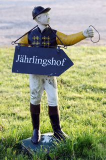 Jockeyfigur dient als Wegweiser. www.galoppfoto.de