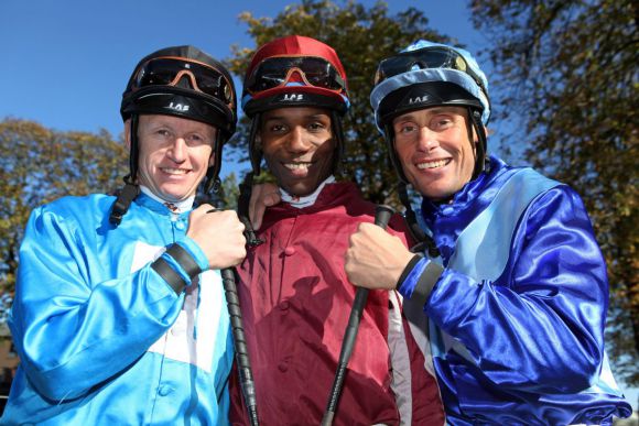 Eduardo Pedroza mit den Jockey-Kollegen Filip Minarik (l.) und Alexander Pietsch (r.). www.galoppfoto.de