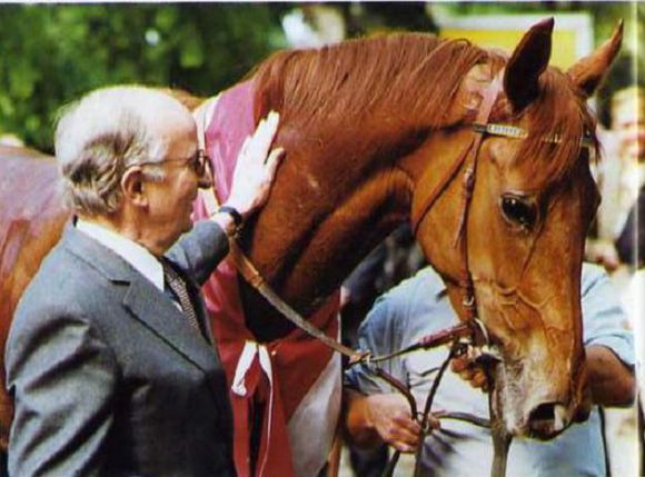 Reinhard Delius mit Wurftaube ... Foto: Gestüt Ravensberg