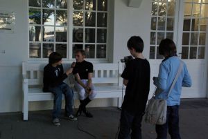 Jockey Andrasch Starke im Interview mit dem Kinder-Reporter-Team. www.dequia.de 