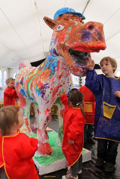 Kinder-Aktion: Der von dem Düsseldorfer Künster Jacques Tilly gestaltete Galoppi durfte beim Renntag auf dem Grafenberg bunt bemalt werden. www.duesseldorf-galopp.de - Tuchel