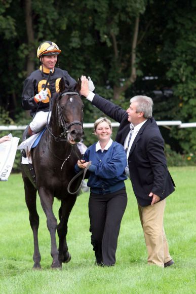 An dem hängt viel Herzblut: König Turf mit Torsten Mundry und Trainer Christian Sprengel nach dem Sieg in der Europa-Meile 2007 in Köln. www.galoppfoto.de - Frank Sorge