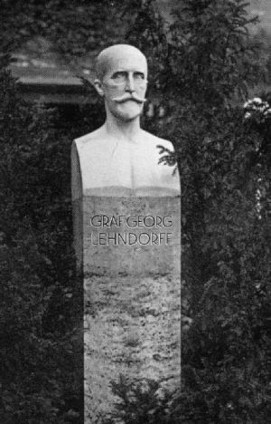 Lehndorff-Denkmal au f der Rennbahn Hoppegarten, 1926 eingeweiht, zu DDR-Zeiten abgetragen und seither verschlossen. 