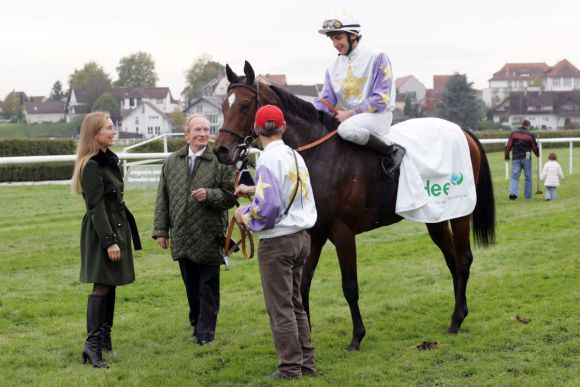 Liang Kay mit Yann Lerner, Besitzerin Ina Zimmermann und Trainer Uwe Ostmann nach dem Sieg in der Baden-Württemberg-Trophy. www.galoppfoto.de