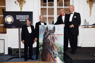 Auch Weltstar war beim Derby-Dinner im Bilde: Der Maler Hartmut Hellner (2. von links) überreicht dem Besitzer, Dr. Günter Paul, im Beisein von Renn-Club Präsident Eugen Andreas Wahler (links) ein Gemälde des Derbysiegers von 2018. www.galoppfoto.de - Frank Sorge