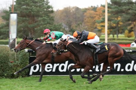 Der letzte Gruppensieger der Saison 2020: Mythico (Lukas Delozier) gewinnt den Preis der SWK Stadtwerke Krefeld - Herzog von Ratibor-Rennen für Trainer Jean-Pierre Carvalho und den Stall tmb. ©Dr. Jens Fuchs