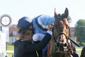 Und wer küsst mich ...: Trainer Dominik Moser und Jockey Wladimir Panov sind von dem überraschenden Erfolg von Namos in der Silbernen Peitsche, Gr. III, überwältigt. www.galoppfoto.de - Sarah Bauer