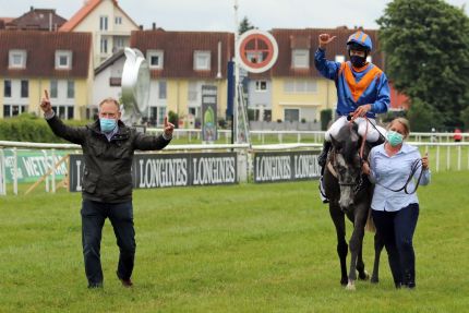 &amp;quot;Masked  winner&amp;quot;: Nica mit Adrie de Vries und Trainer Dr. Andreas Bolte nach dem Sieg in der Badener Meile. www.galoppfoto.de - Sarah Bauer