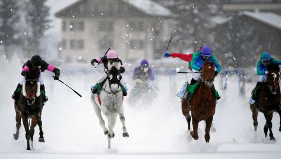 Der 2. Versuch in St. Moritz: Am vergangenen Sonntag gab es nur ein sehr reduziertes Programm, die Rennen führten der zu warmen Witterung wegen nur über 800 Meter auf der Geraden Bahn. swiss-image.ch - Photo Andy Mettler