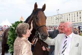 Besitzerfreuden: Nutan mit Ursula und Jürgen Imm, im Hintergrund der züchterische Berater Michael Andree, auf dessen Gestüt Römerhof der Derbysieger groß wurde. www.galoppfoto.de - Frank Sorge